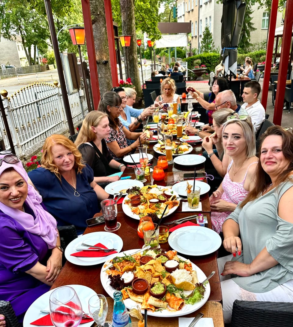 Das Team der Sozialstation Mobil bei einem gemeinsamen Essen im Freien
